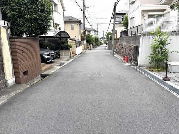 西側前面道路は幅員約5mです。アスファルト舗装で、自転車やベビーカーなどでも走行しやすいです。