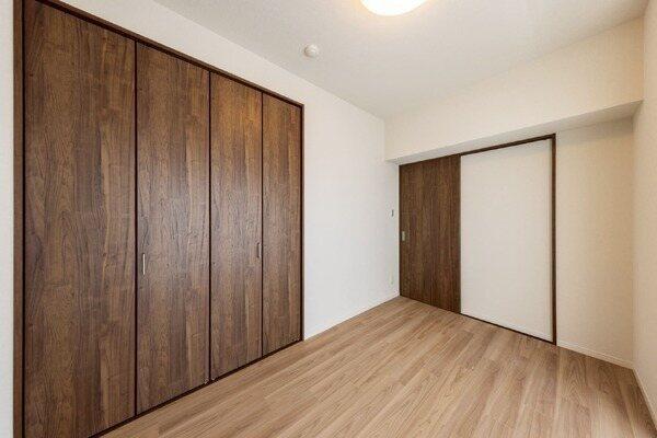 洋室それぞれに収納が備わっています。収納家具を最小限に、お部屋を広々とお使いいただけます。