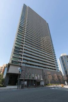 地下鉄御堂筋線「中津」駅徒歩1分。総戸数415戸、中津駅真上に位置する超高層免震タワーレジデンス。