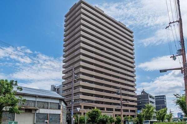 大阪メトロ各線「天神橋筋六丁目」駅徒歩8分。徒歩1分のバス停より、JR「大阪」駅へバスアクセスも可。