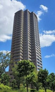 OAPレジデンスタワー東館、地上31階建。JR「大阪天満宮」駅徒歩9分他、複数路線利用可能な立地。