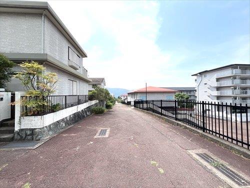 西側前面道路