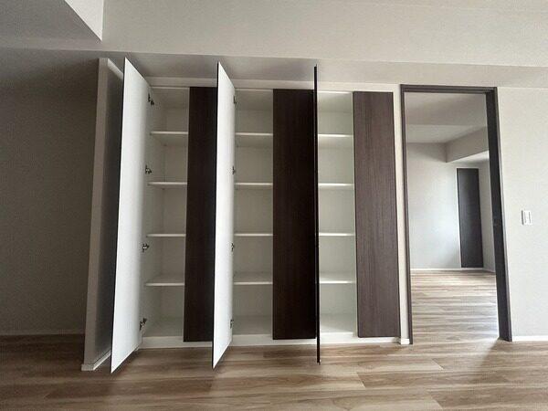 リビングに収納力のあるクローゼットが備わっており、生活用品・書類などの保管にご活用いただけます。