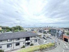 地上9階建の4階部分。高台につき、視界を遮るものがなく爽快な景色を望むことができます(天候による)。