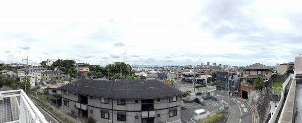 第一種低層住居専用地域内の閑静な住宅街に位置しています。買物施設が身近に揃い、快適な住環境です。