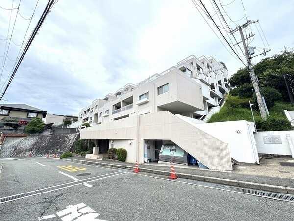 総戸数92戸のRC造。北大阪急行線「箕面萱野」駅徒歩16分。始発駅なので、快適に電車移動ができます。