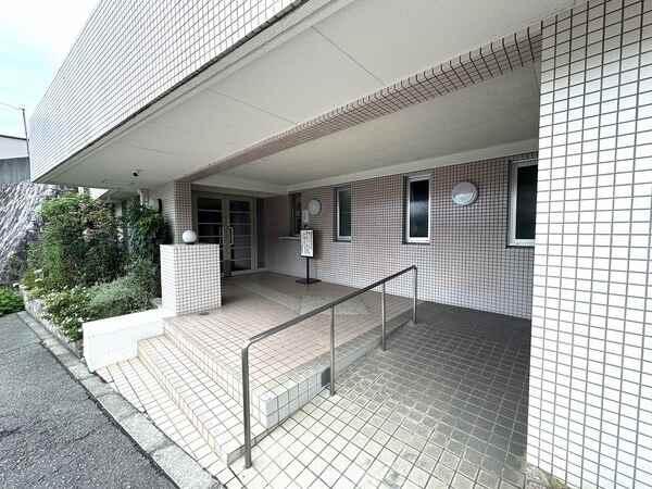 箕面市立萱野東小学校約580m、箕面市立第四中学校約900m。子育て世帯も暮らしやすい住環境です。