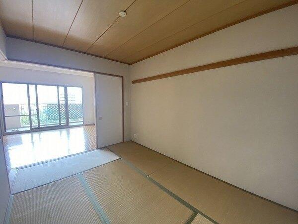 約6帖の和室。引き戸を閉めて個室としても、LDKと一体利用も可能な可変性のあるお部屋です。