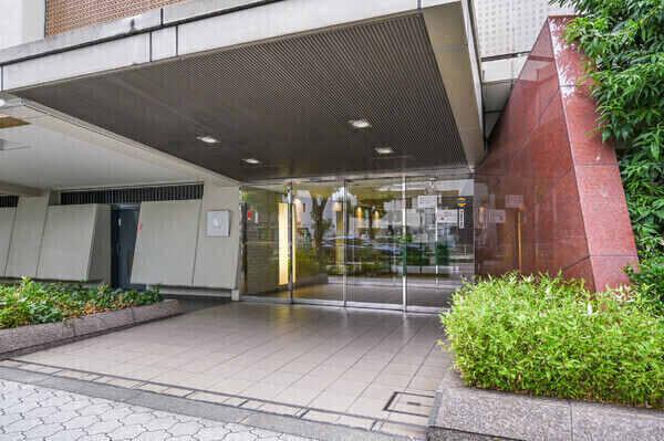 ご家族の帰宅やゲストの来訪を迎え入れるエントランスです。植栽が施されており、緑を感じられます。