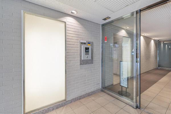 管理会社による日勤管理体制やモニタ付きインターホン、オートロックが採用され、防犯面に配慮。