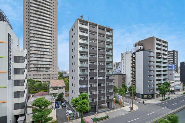 前面建物とは距離があり、採光・通風が確保されています。是非、実際の陽当りなど、現地でご確認ください。
