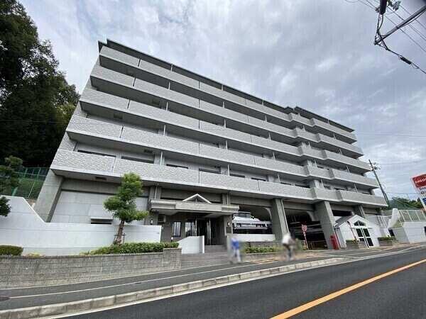 大阪モノレール本線「万博記念公園」駅徒歩15分。RC造地上5階建の2階部分です。アルコーブ付き。