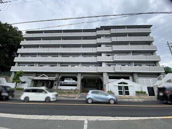 敷地内に駐車場があります(機械式のためサイズ制限有)。詳細についてはお気軽にお問い合わせください。