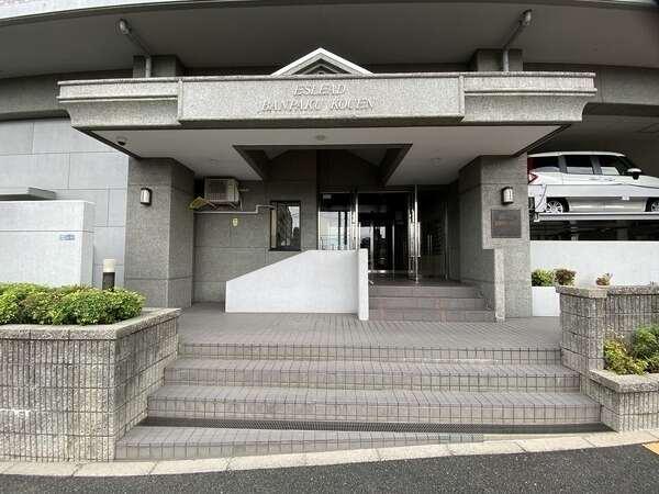 お住まいの方やゲストを迎えるエントランス。エントランス前には歩道が整備されており安全に通行できます。