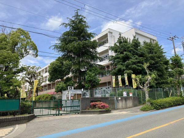 箕面市立萱野東小学校 830m 写真撮影日：2025-10-18