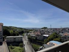 5階部分・南向き住戸につき、陽当り・通風・眺望、共に良好。晴れた日には、気持ちの良い青空が望めます。
