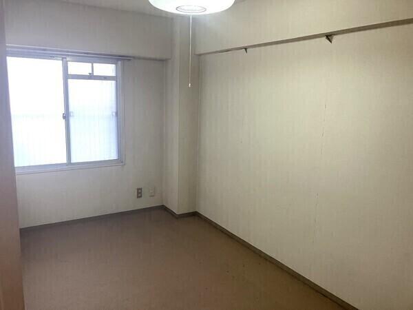 約4.8帖の洋室は、窓・収納付き。使い勝手の良い広さで、寝室や子供部屋、書斎など、多目的に使えます。