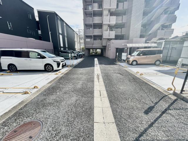 駐車場(共用設備)  写真撮影日：2025-10-01