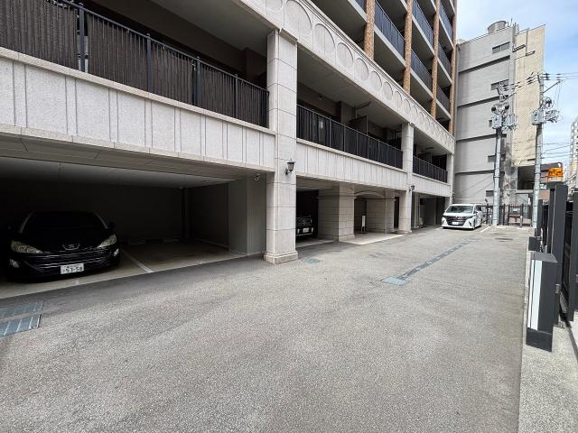 駐車場(共用設備)  写真撮影日：2025-10-11