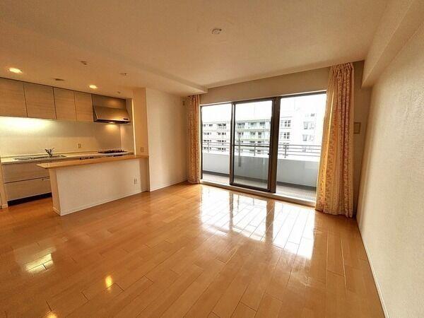 開口部が広い、約11.6帖のLD。南西向きバルコニーに面し、光溢れる明るい空間です。床暖房有。