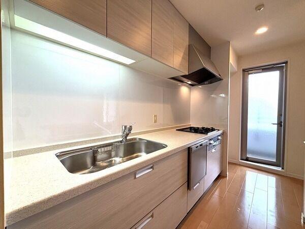 キッチンは約4.5帖。食器洗乾燥機とディスポーザーは交換済。背面には作業や配膳に便利なカウンター有。