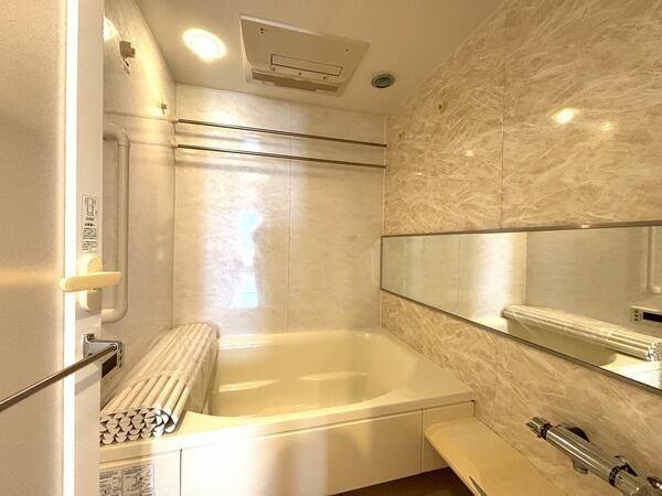 浴室には浴室乾燥機、追焚機能付き。ミストサウナ機能が備わっており、リラックスタイムが楽しめます。