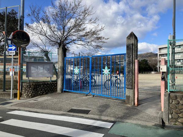箕面市立箕面小学校 800m 写真撮影日：2025-10-26