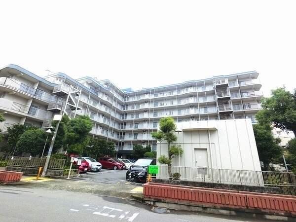 阪急千里線「豊津」駅まで、平坦な道のりで徒歩5分。徒歩圏内に買物施設や教育施設があり、便利な住環境。