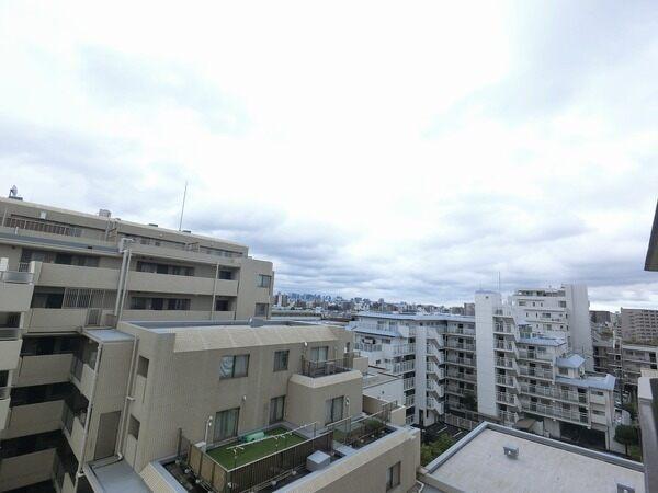 地上7階建の最上階住戸です。高い建物が近接しておらず、開放的な空や街並みを望めます(天候による)。