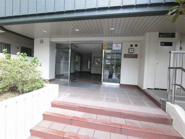 管理会社による日勤管理体制やモニタ付きインターホンが採用され、防犯性が高いマンションです。