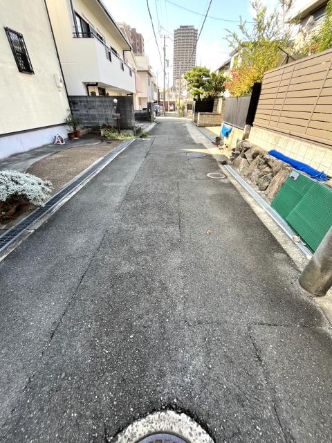 前面道路含む現地写真  写真撮影日：2025-10-30
