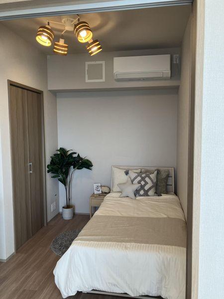 西側洋室約4.2帖　※家具、備品等は価格に含まれません。