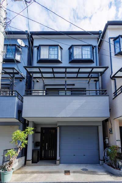 JR大阪環状線「福島」駅へ徒歩17分の立地に建つ、鉄骨造3階建。1階にガレージ有(車種制限有)。