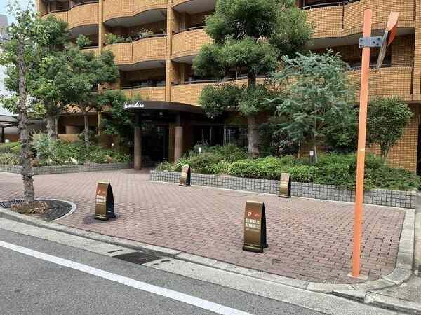 地上15階建、総戸数85戸のマンションです。マンション前は歩道があり、ペットとお散歩がしやすいです。