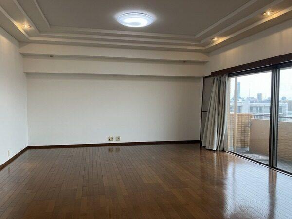 ソファやダイニングセットを配してもゆとりがあるLD。南側に大きな窓が設けられ、眺望・通風良好です。