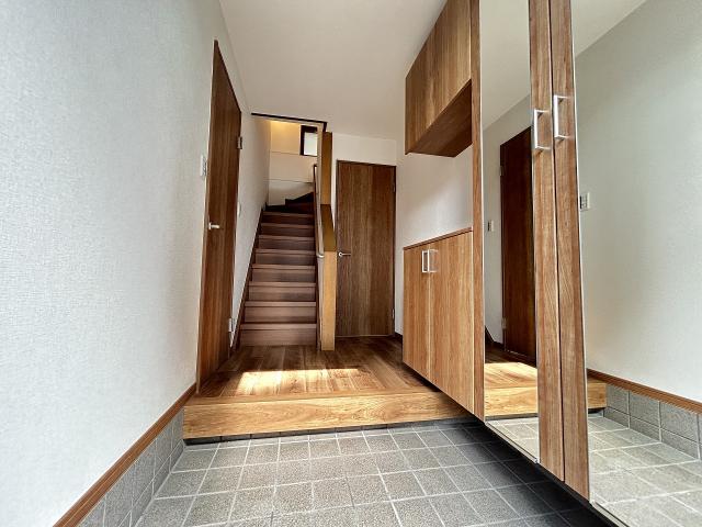 玄関  写真撮影日：2025-11-02