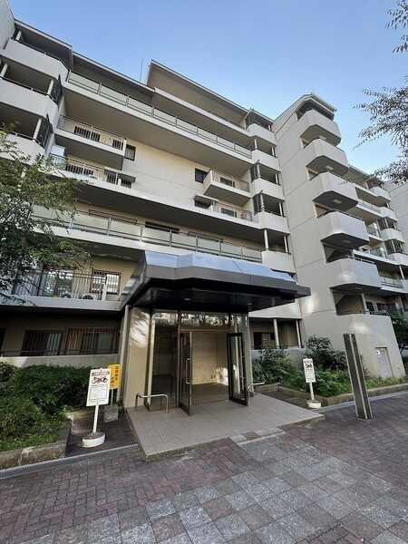 「五月が丘」バス停まで徒歩4分。阪急千里線「南千里」駅まで乗車約10分でアクセス可能です。