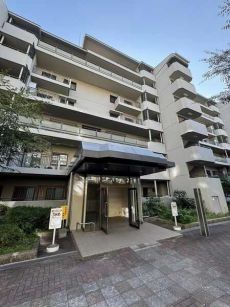 「五月が丘」バス停まで徒歩4分。阪急千里線「南千里」駅まで乗車約10分でアクセス可能です。