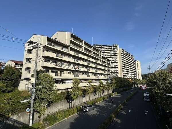 1985年3月築。RC造地上7階建、総戸数338戸の大規模マンションです。ペット飼育可(細則有り)。