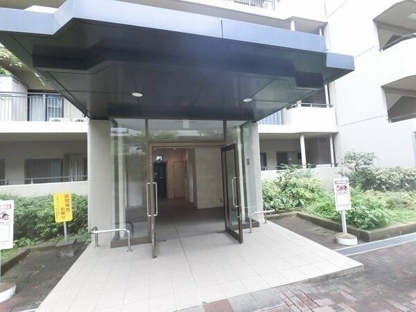 吹田市立東佐井寺小学校へ約400m、吹田市立佐井寺中学校へ約720m。通学の負担が少ない距離です。