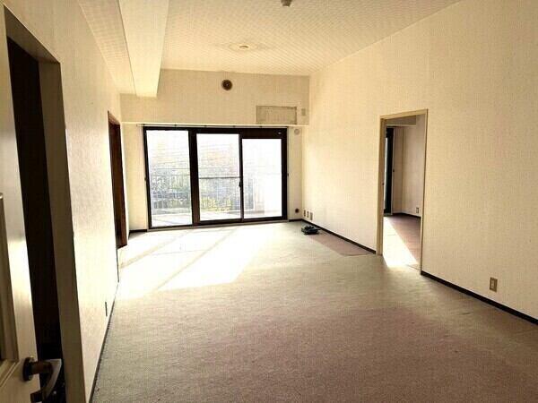 南西向きのLDは約15帖。天井高2.5m以上の明るく開放的な空間で、家族団らんのひと時を過ごせます。