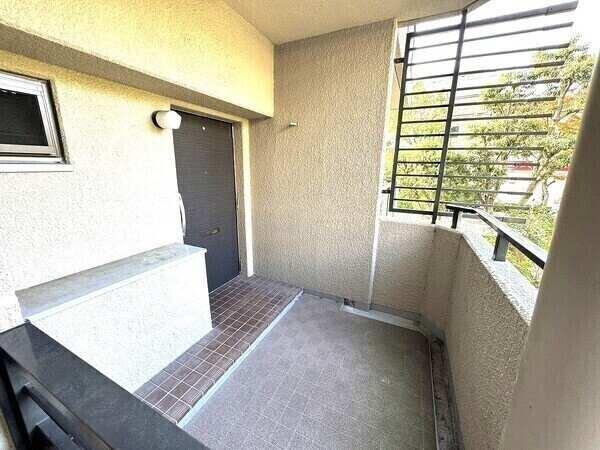 玄関前には住戸の独立性を高める専用ポーチ付き。人の往来が少なく、プライバシー性の高い住戸位置です。