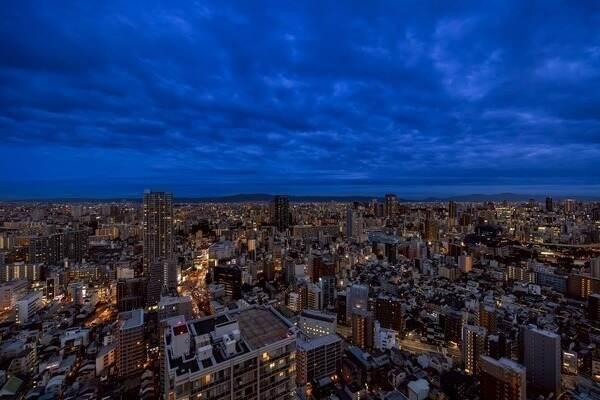 住戸からの眺望です。42階の開放的な眺め。お部屋で寛ぎながら、心ゆくまで景色を楽しむことができます。