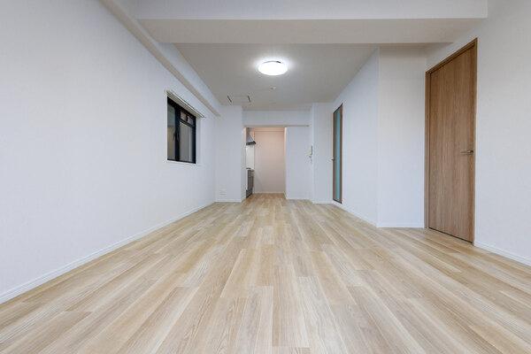 2025年12月水回り設備、建具新調やクロス、床全面張替などのリフォーム実施。綺麗な室内です。