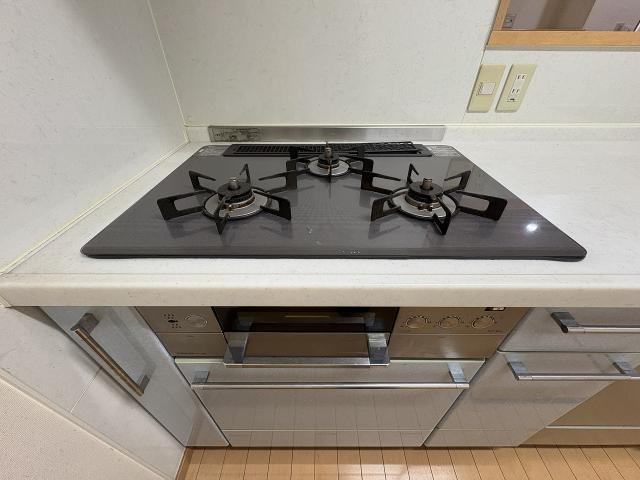 発電・温水設備 3口ガスコンロ  写真撮影日：2025-11-10