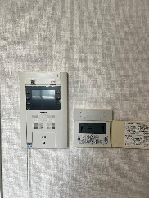 その他設備 インターホン・床暖房リモコン  写真撮影日：2025-11-15