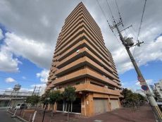 オートロックやモニタ付きインターホンが採用されているマンションです。防犯面に配慮されています。