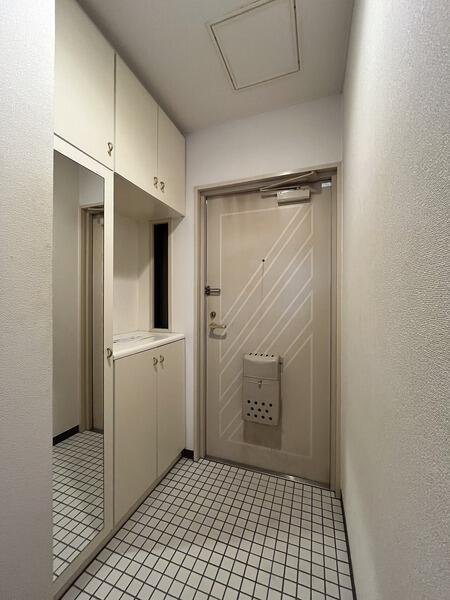 玄関には姿見付きのコの字型下足入が設けられています。カウンター部分には小物などを飾れます。