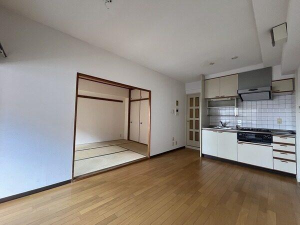 DKには和室が隣接しています。引き戸を開放して、DKの続き間としても活用することができます。