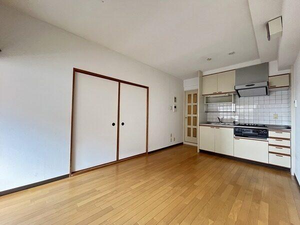 お掃除など、日々のお手入れがしやすいフローリング仕様。清潔な空間を保つことができそうです。